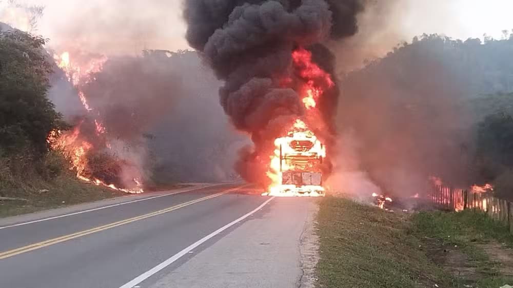 Incêndio em Caminhão-Cegonheira Interrompe Tráfego na BR-101