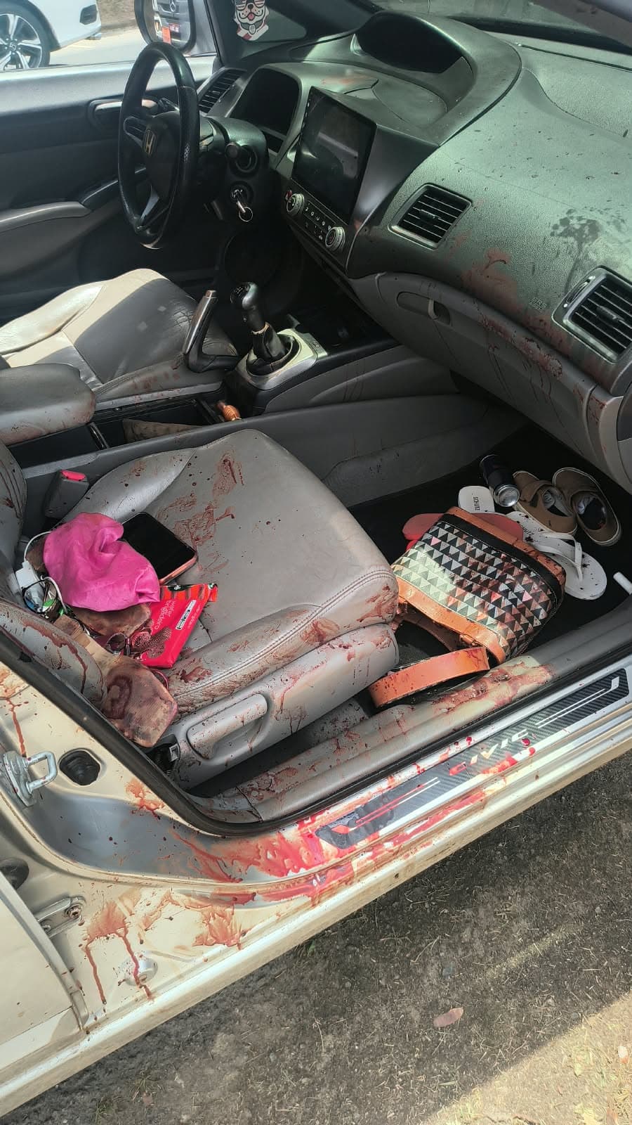 Ex-companheiro esfaqueia mulher dentro de carro e foge após ataque em Cachoeiro