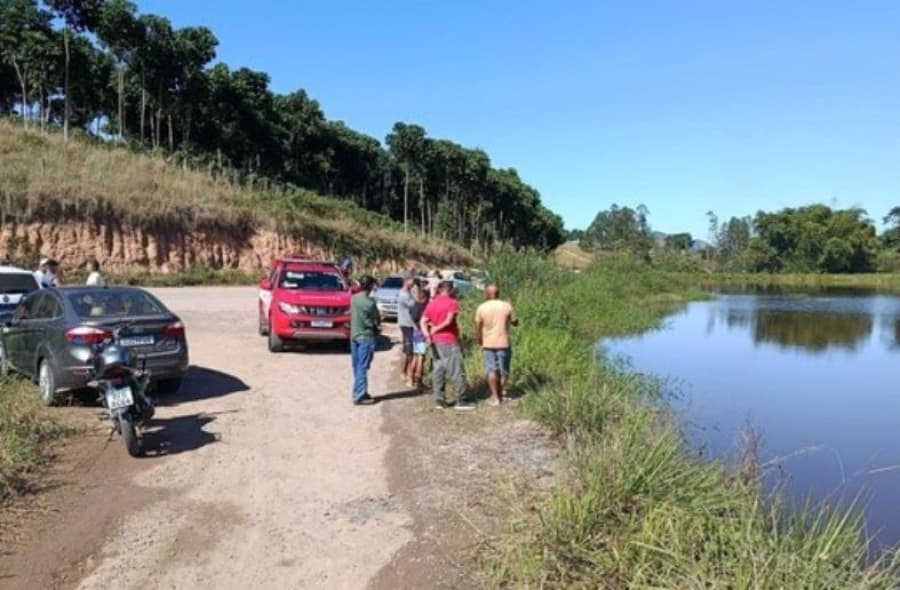 Jovem morre afogado após carro cair em represa na zona rural de Pinheiros