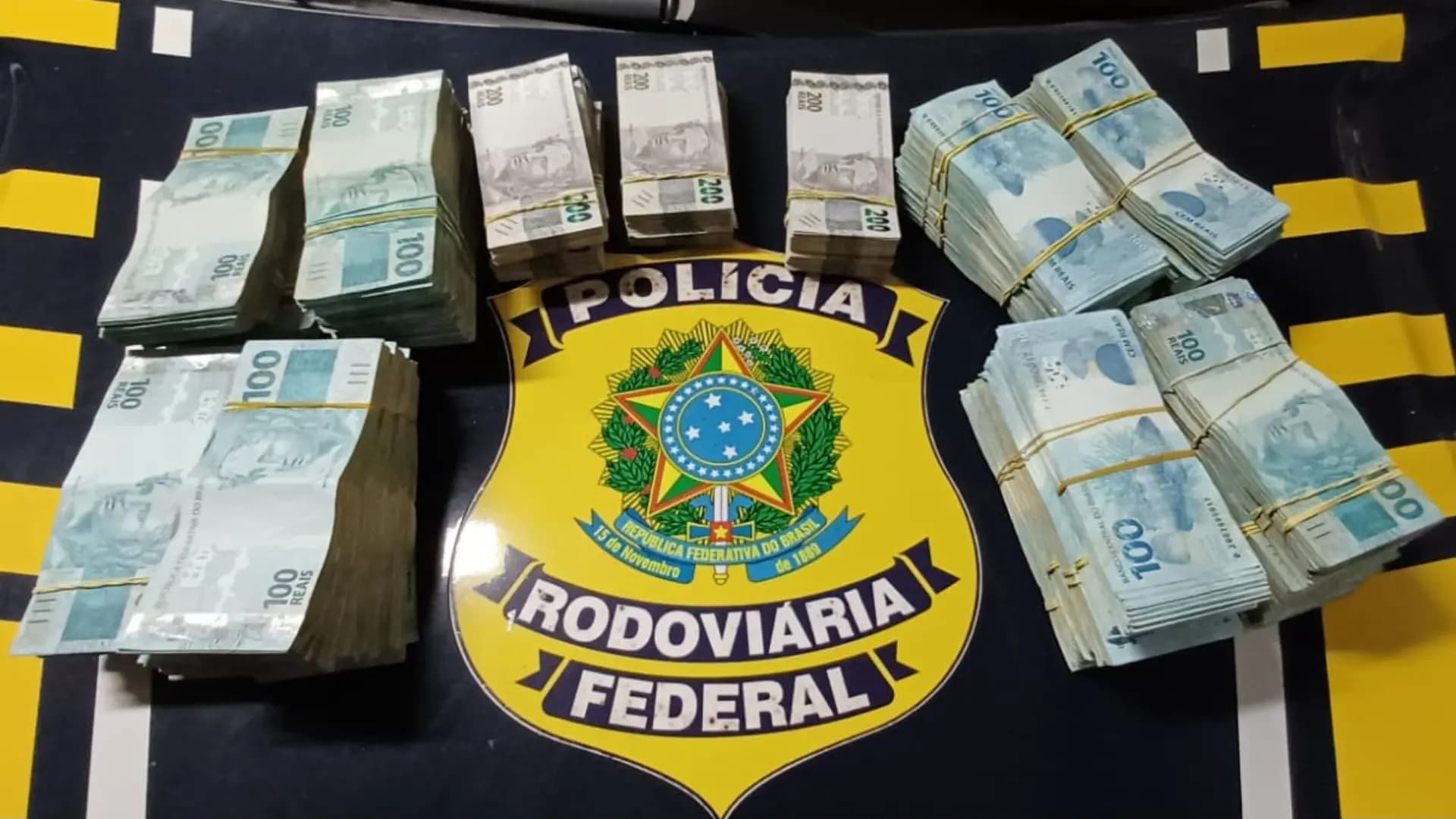 PRF encontra R$ 500 mil dentro de mochila de passageiro de ônibus no ES