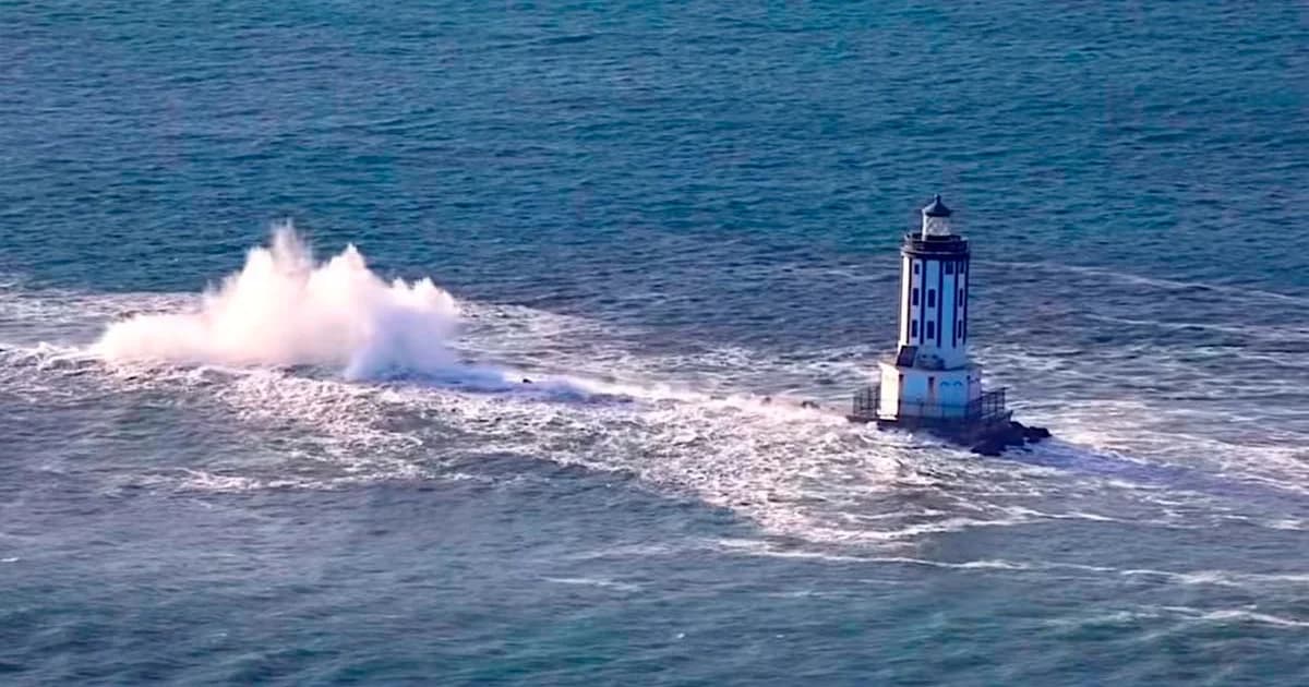 Onda Gigante Domina Farol Histórico na Califórnia