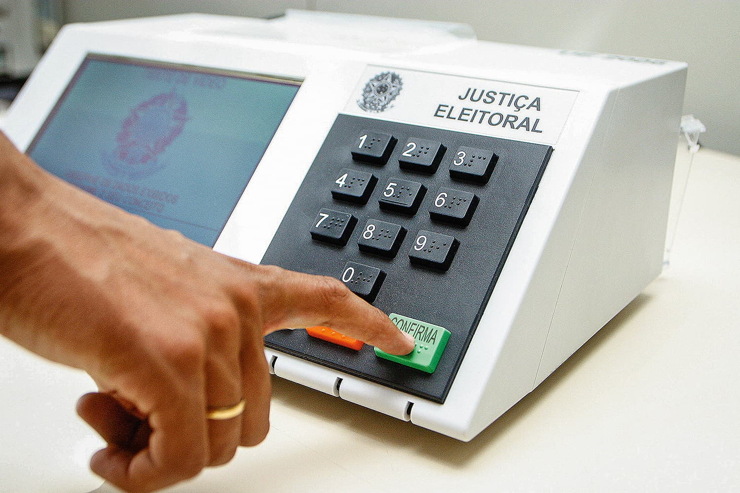Justiça Eleitoral suspende pesquisa no ES por suspeita de irregularidades