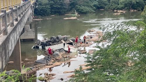 Caminhão de Areia Despenca de Ponte em Cachoeiro de Itapemirim; Uma Vítima Fatal