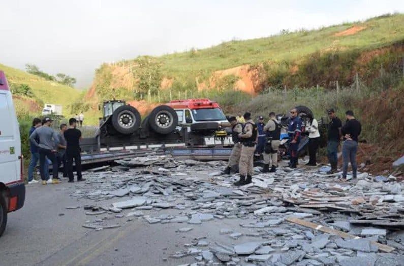 Caminhão de Cachoeiro tomba em Minas Gerais e motorista fica ferido