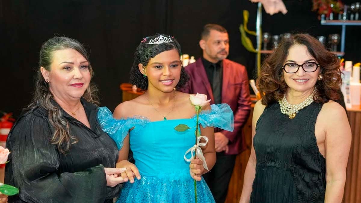 Debutantes de Cachoeiro Brilham em Noite de Sonhos Realizados