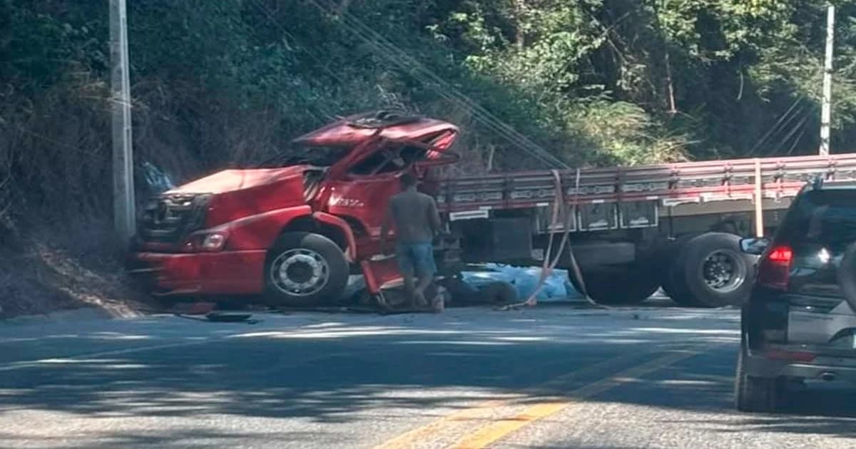 Caminhão Bloqueia BR-482 Após Acidente em Alegre