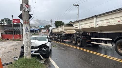 Veículo Atinge Poste em Rodovia Capixaba