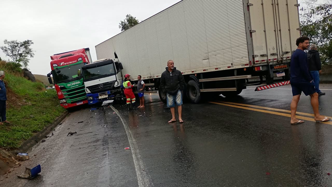 BR-101 Bloqueada por Acidente Grave com Caminhões