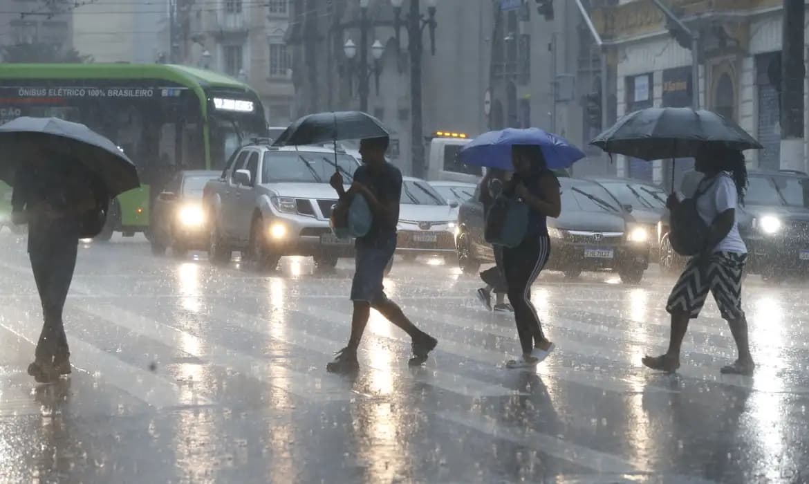 Espírito Santo em Estado de Alerta: Chuvas Intensas Ameaçam o Estado