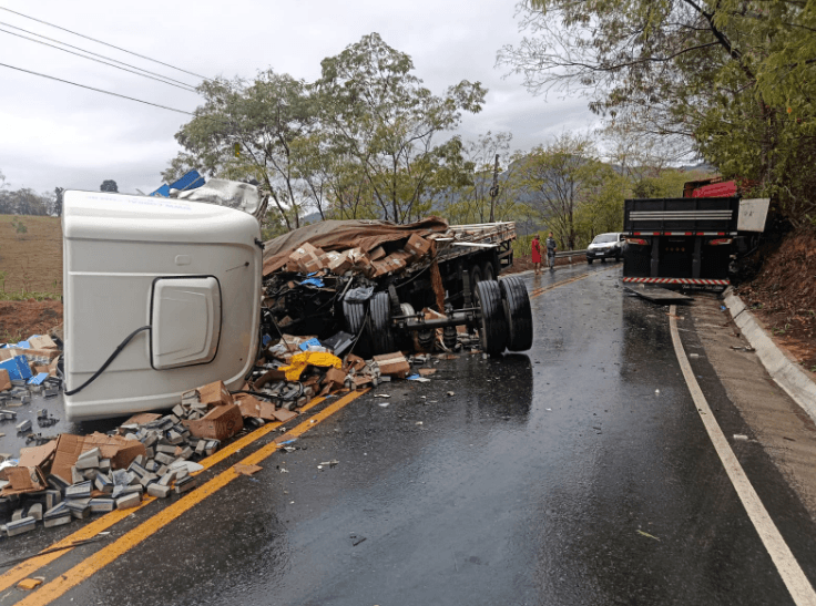 Motorista fica ferido após colisão frontal entre duas carretas na ES-289, em Atílio Vivacqua
