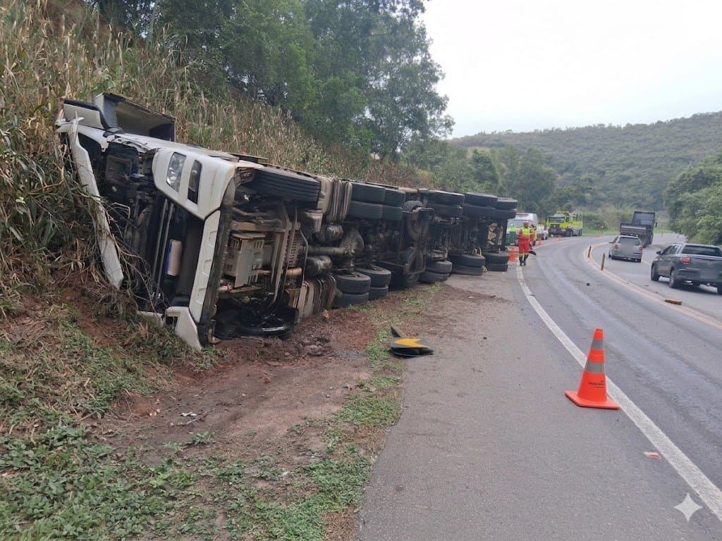 Carreta carregada com bloco de pedra tomba às margens da BR-101 em Itapemirim