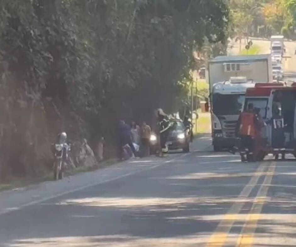 Carro Capota em Valeta na BR-262 e Mobiliza Equipes de Resgate