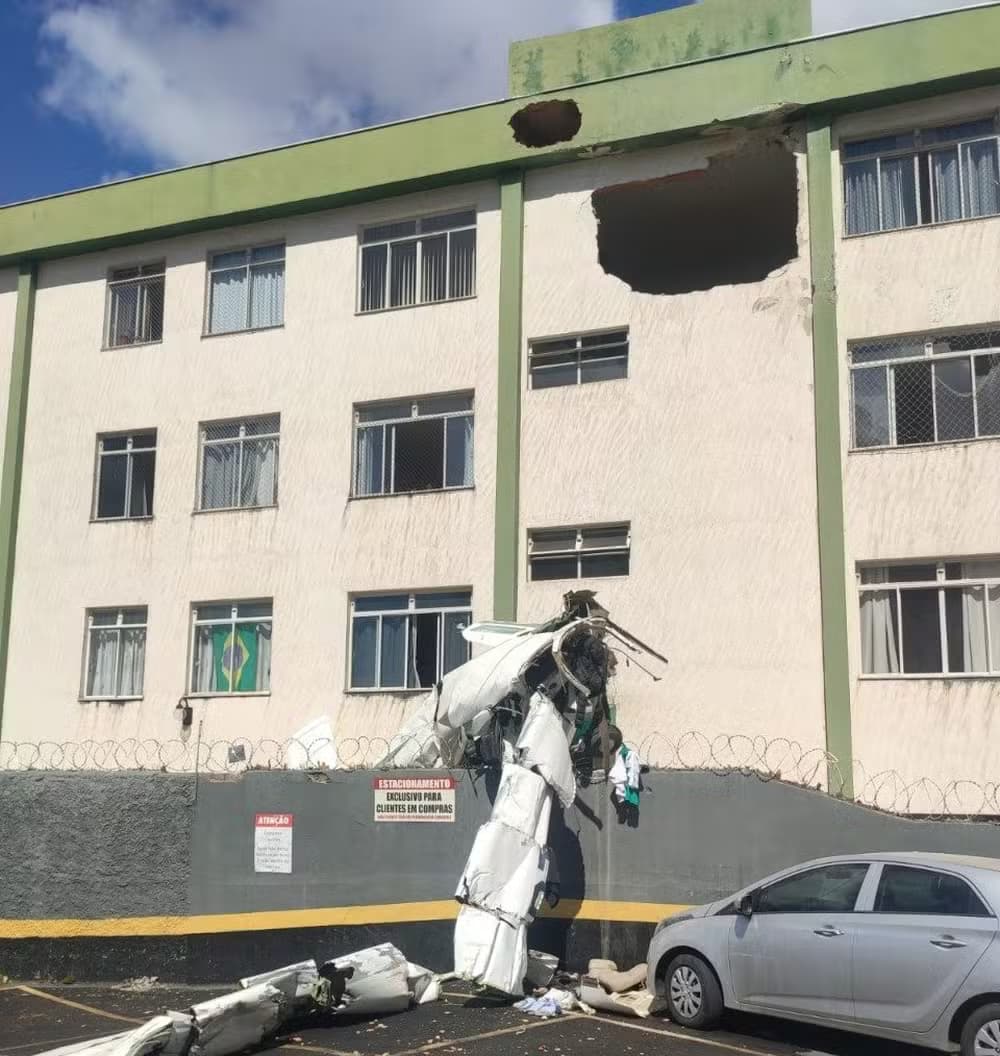 Avião de pequeno porte cai e atinge prédio em Belo Horizonte; há mortos e feridos