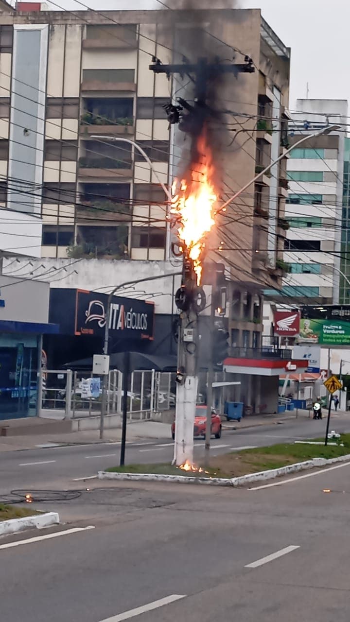 Poste pega fogo em frente à Rodoviária de Cachoeiro na manhã deste domingo