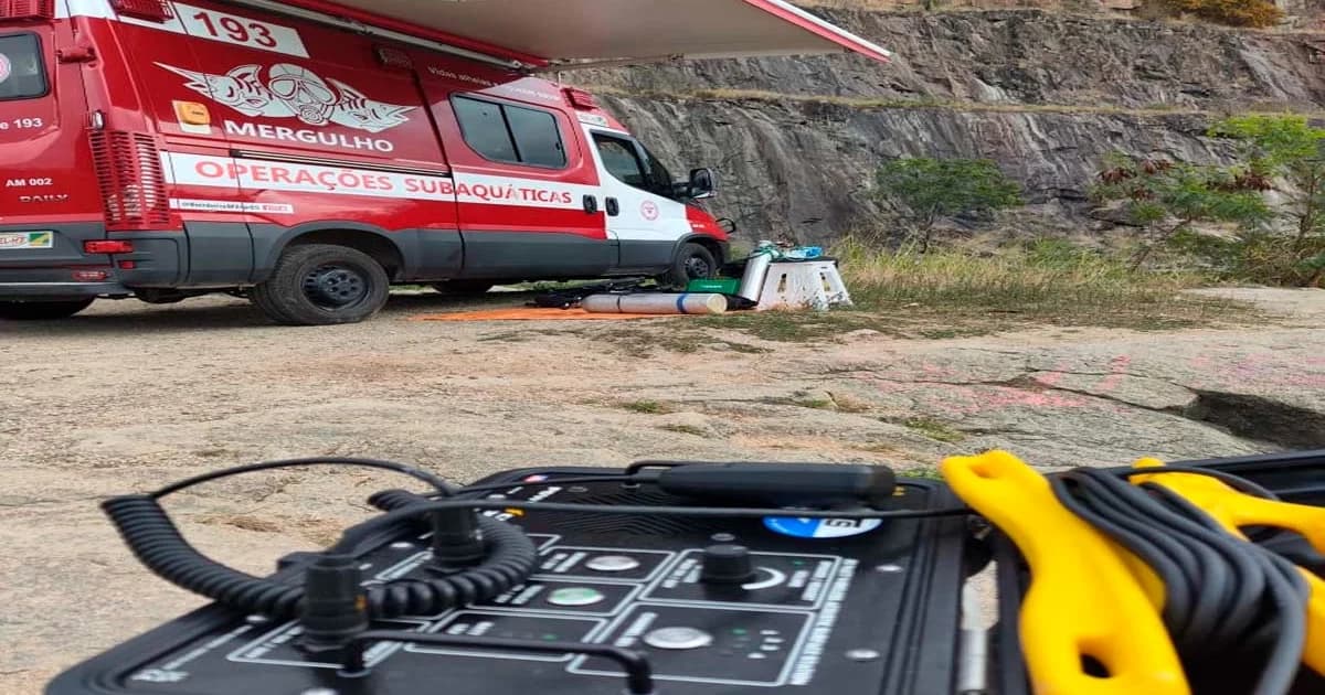 Mergulhadores de Resgate Encontram Moto de Luxo Submersa em Pedreira