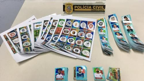 Operação Policial Descobre Milhares de Figurinhas Falsas da Copa no ES
