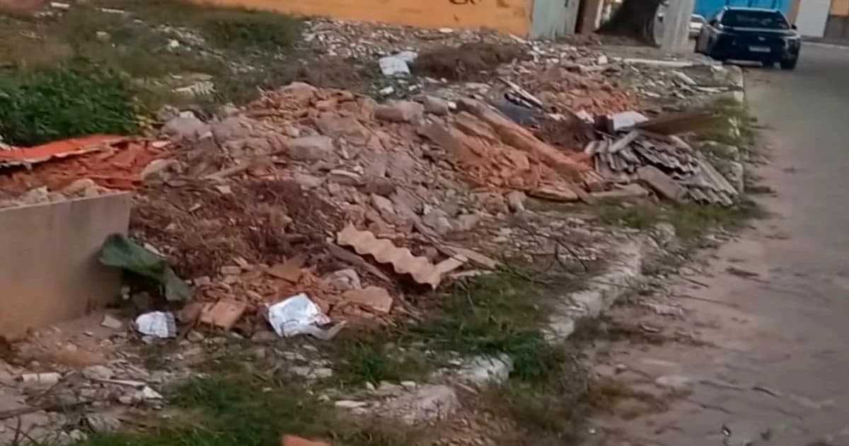Descarte Ilegal Leva a Limpeza Repetida em Área Pública