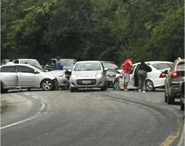 Colisão Grave Interrompe Tráfego na BR-262 e Deixa Vítimas Feridas