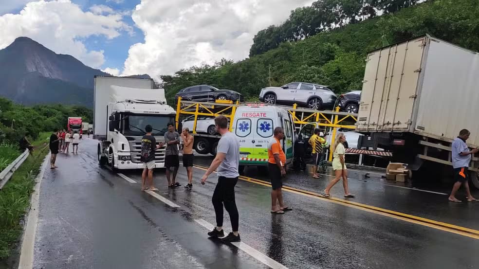 Grave acidente na BR-101 em Mimoso do Sul deixa um morto e interdita pista